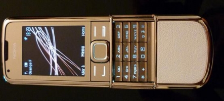 Nokia 8800 Gold Arte : L’homme au téléphone d’or